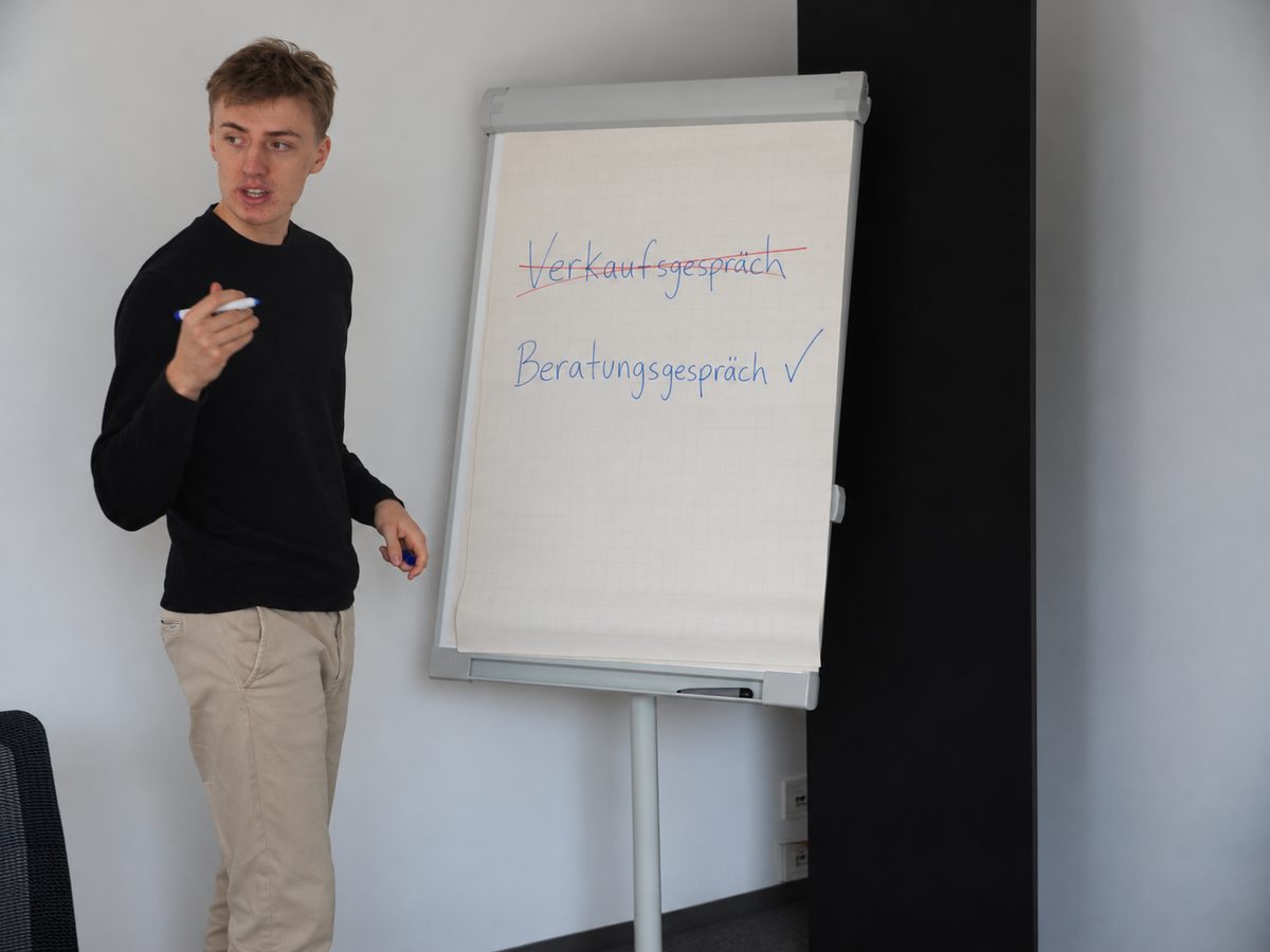 Philipp Viechter am Flipchart: „Verkaufsgespräch“ ist durchgestrichen, darunter steht „Beratungsgespräch“