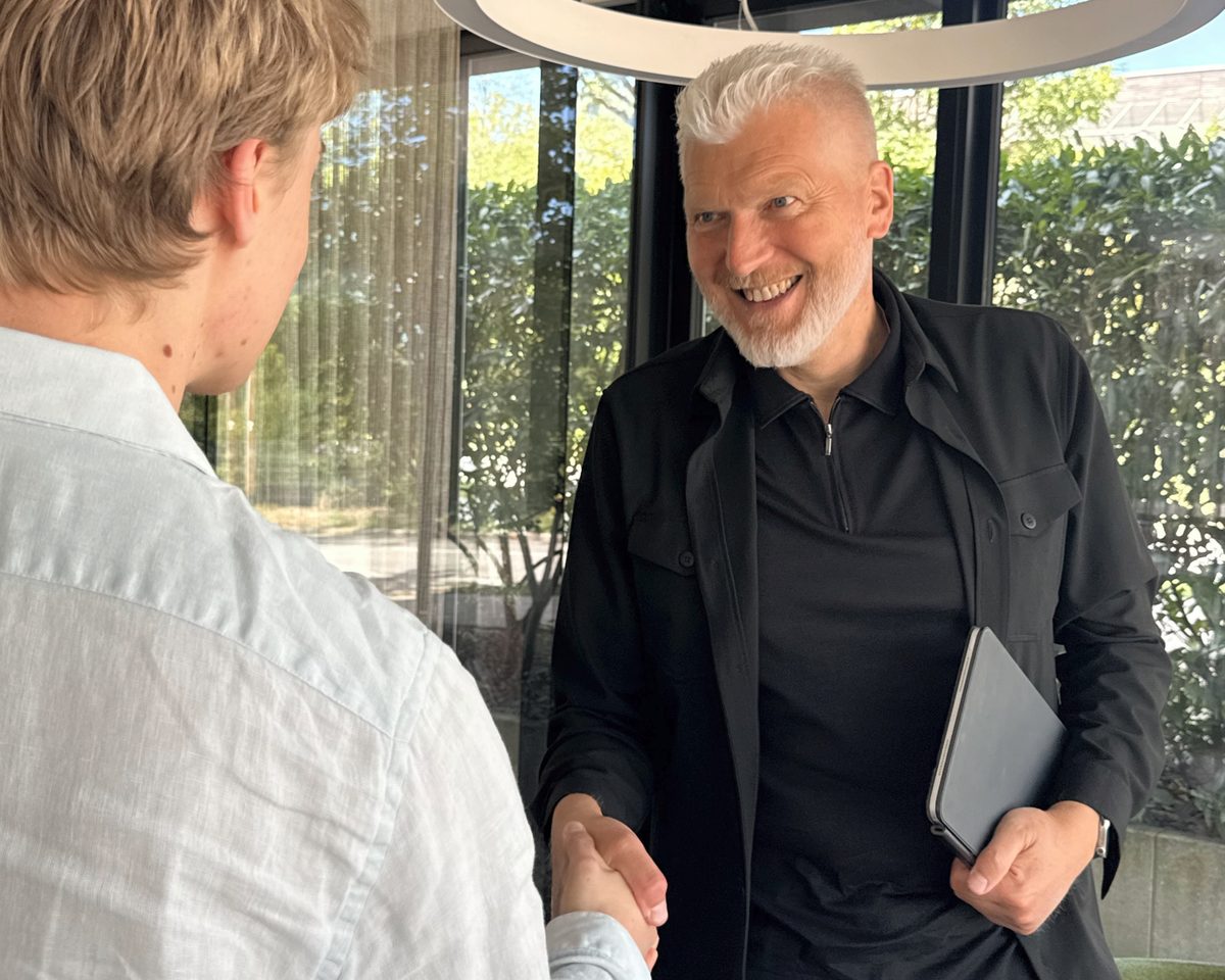 Uwe Gräfrath, Inhaber und Geschäftsführer von Brain8.Media, begrüßt Philipp Viechter per Handschlag
