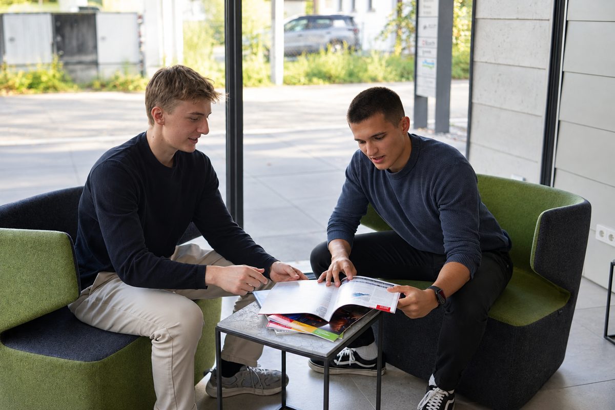 Philipp Viechter und Tom Gräfrath besprechen eine LinkedIn-Strategie